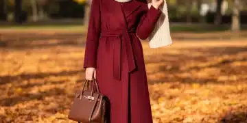 Tendencias de Color Otoño 2026: Descubre los 4 Tonos Clave de SHEIN Mujer elegante con abrigo borgoña profundo en un paisaje otoñal, representando la moda de SHEIN para el otoño de 2026.