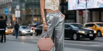 Mujer elegante con accesorios SHEIN de moda para 2026, destacando un collar llamativo y un bolso chic.