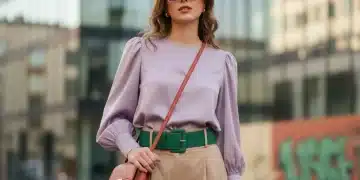 Tendencias de Color Shein 2026: 3 Tonos Clave para un Estilo Superior Mujer joven con estilo llevando las tendencias de color Shein 2026, posando en un entorno urbano.